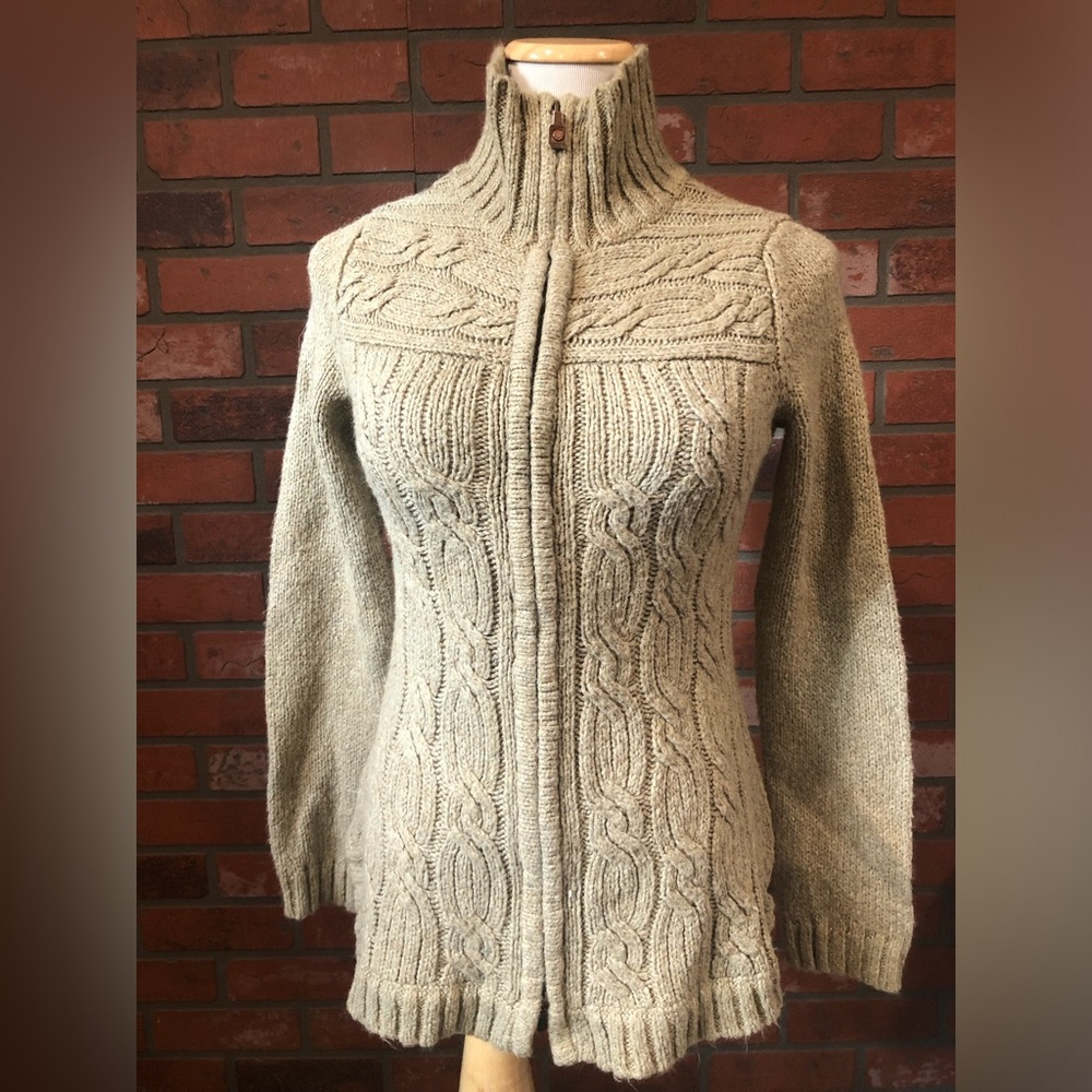 Royal Robbins Size Small oatmeal coloured cardigan
